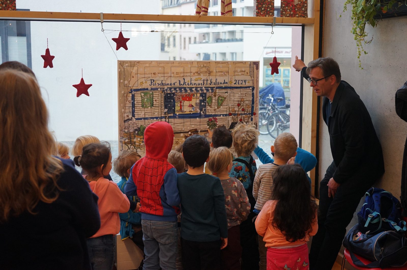 Kinder und Kalender 2023 in der Bibliothek Pieschen